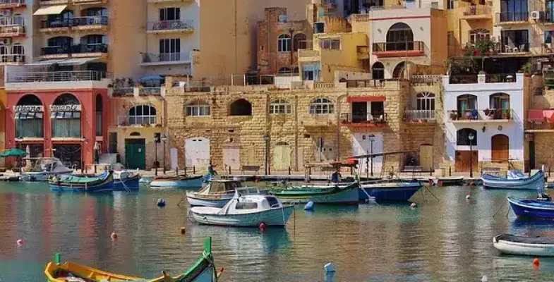 Spinola Bay i St. Julians, Malta