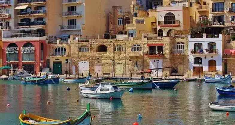 Spinola Bay i St. Julians, Malta