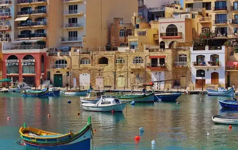 Spinola Bay i St. Julians, Malta